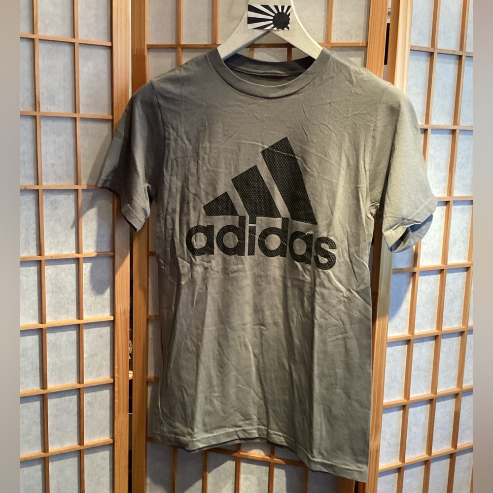 Adidas The Go-To Tee Graphic Logo Short Sleeve Tee GM5256-380 Men's Size Small